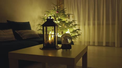 Ein-Anblick-Einer-Kerzenlaterne,-Einer-Schneekugel-Und-Eines-Weihnachtsbaums-–-Statische-Aufnahme