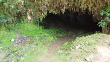 Drohnenschuss-Beim-Flug-Aus-Der-Beliebten-Karsthöhle-Auf-Der-Panoramastraße-In-Samaná-An-Der-Nordküste-Der-Dominikanischen-Republik