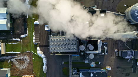 Dampfemissionen-Aus-Einem-Fernheizwerk-Für-Ein-Stadtviertel-–-Luftaufnahme-Direkt-Von-Unten