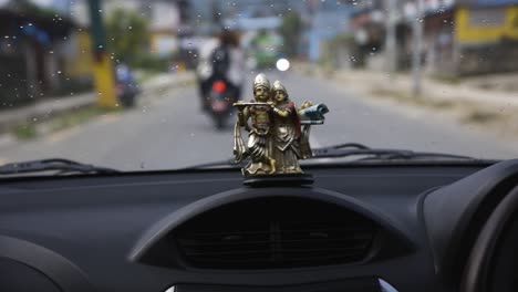 Estatua-Del-Señor-Krishna-En-El-Tablero-Del-Automóvil-En-Nepal