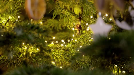 Die-Glitzernden-Lichter-Am-Weihnachtsbaum---Aus-Nächster-Nähe