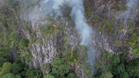 Rauch-Steigt-Von-Einem-Verheerenden-Feuer-Auf,-Das-Im-Wald-In-Der-Nähe-Von-Currumbin-Valley,-Queensland,-Australien,-Lodert