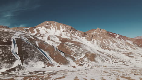 Las-Montañas,-La-Nieve-Y-El-Sol-Crean-Una-Mezcla-Armoniosa,-Ofreciendo-Un-Escenario-Pintoresco-De-Belleza-Alpina-Y-Serenidad-Invernal.