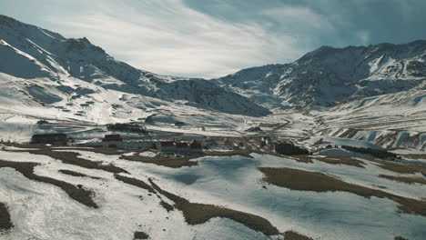 Blick-Aus-Der-Vogelperspektive-Auf-Südamerikas-Größtes-Und-Schönstes-Skigebiet,-Las-Leñas,-Das-Unvergleichliche-Alpine-Schönheit-Und-Wintersportspaß-Bietet