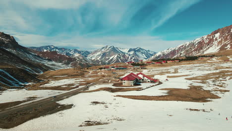 Estación-De-Esquí-Las-Leñas-En-Un-Día-Soleado-Con-Poca-Nieve