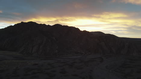 Bergsilhouette-Mit-Der-Sonne-Im-Hintergrund,-Die-Ein-Atemberaubendes-Spiel-Aus-Licht-Und-Schatten-Erzeugt-Und-Die-Natürliche-Schönheit-Der-Landschaft-Hervorhebt
