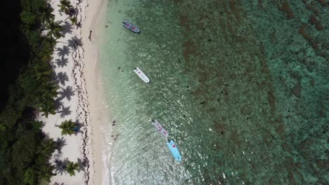 Luftaufnahme-Von-Touristen-Und-Booten-Im-Seichten-Wasser-Am-Paradiesischen-Strand-Playa-Frontón-In-Der-Nähe-Von-Las-Galeras-Auf-Der-Halbinsel-Samaná-In-Der-Dominikanischen-Republik