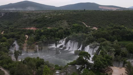 Drohnenansicht-Der-Kravice-Wasserfälle-Und-Des-Flusses-Trebizat-In-Bosnien-Und-Herzegowina