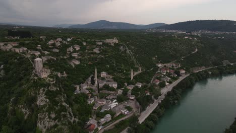 Vista-Del-Pueblo-De-Pocitelji-Y-De-La-Mezquita-Histórica-En-La-Orilla-Del-Río-Cerca-De-Mostar,-Bosnia-Y-Herzegovina