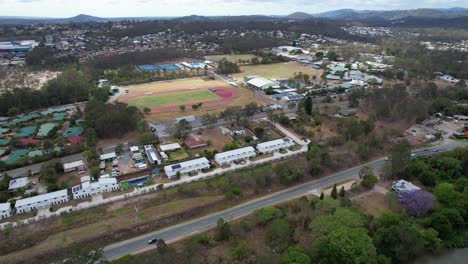 Escuela-De-Natación,-Campo-De-Fútbol-Y-Casas-Adosadas-En-Waterford,-Queensland,-Australia