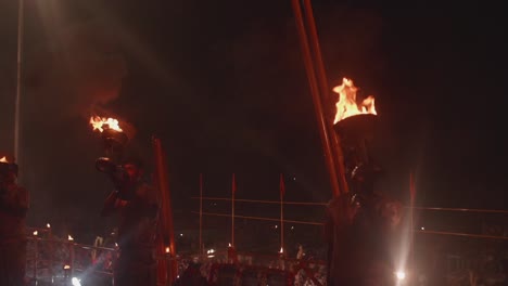 Hombres-Usando-Jarrones-Ornamentales-Y-Fuego-Para-Celebrar-El-Festival-De-La-Luz.