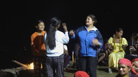 Joven-Nepalí-Bailando-Celebrando-Por-El-Fuego