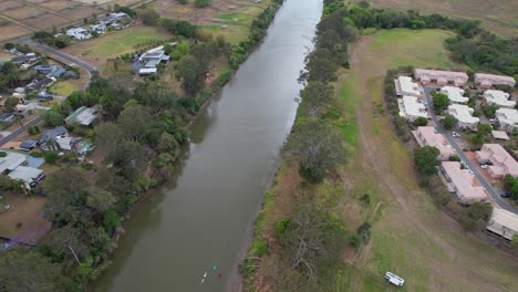Logan-River-Und-Geschäftseinrichtungen-Am-Flussufer-In-Waterford,-Queensland,-Australien