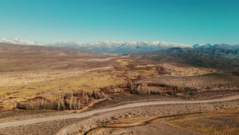Herrlicher-Drohnen-Panoramablick-Auf-Die-Anden-An-Einem-Wunderschönen-Wintertag,-Der-Die-Atemberaubende-Schönheit-Der-Schneebedeckten-Bergkette-Zeigt