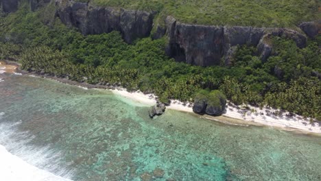 Luftaufnahme-Des-Abgelegenen-Strandes-Playa-Frontón-In-Der-Nähe-Von-Las-Galeras-Auf-Der-Halbinsel-Samaná-In-Der-Dominikanischen-Republik