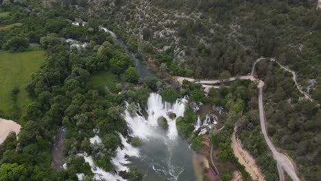 Vista-De-Drones-Magníficas-Cascadas-En-La-Cascada-De-Kravica-En-Bosnia,-Hermoso-Paisaje,-Atracción-De-Viajes,-Concepto-De-Turismo-De-Verano