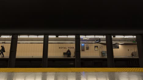 Personas-Y-Trenes-En-El-Sistema-Subterráneo-De-Toronto,-Lapso-De-Tiempo