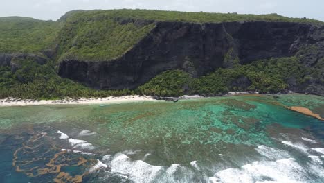 Luftaufnahme-Des-Malerischen-Strandes-Playa-Frontón-In-Der-Nähe-Von-Las-Galeras-Auf-Der-Halbinsel-Samaná-In-Der-Dominikanischen-Republik
