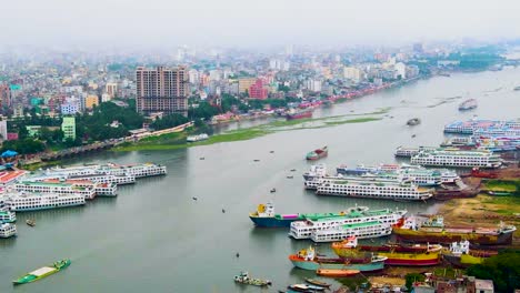 Vista-Panorámica,-Terminal-De-Ferry,-Río-Buriganga,-Ciudad-De-Dhaka,-Bangladesh