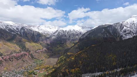 Telluride-town-in-valley-and-majestic-snow-capped-mountain-peaks-of-Colorado-Mountains,-sunny-day