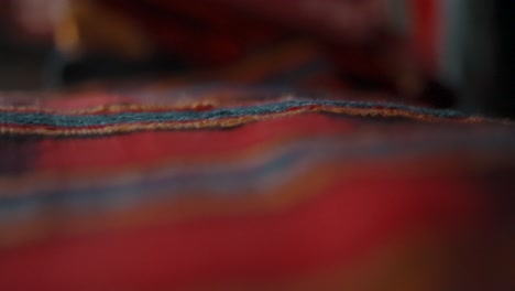Bunte-Guatemaltekische-Textilien-–-Rack-Fokus