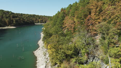 Herbstlaub-Am-Ufer-Des-Beaver-Lake-In-Bland,-Arkansas,-USA