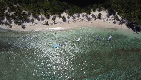 Luftaufnahme-Von-Touristen-Und-Booten-Im-Seichten-Wasser-Am-Abgelegenen-Strand-Playa-Frontón-In-Der-Nähe-Von-Las-Galeras-Auf-Der-Halbinsel-Samaná-In-Der-Dominikanischen-Republik