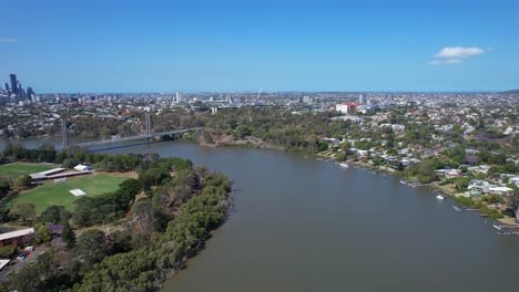 Panoramic-Reveal-Of-Eleanor-Schonell-Bridge-Crossing-Brisbane-River-In-Dutton-Park,-QLD,-Australia