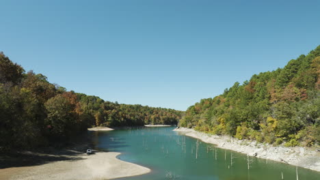 Beaver-Lake-Mit-Holzpfählen-Während-Der-Herbstsaison-In-Arkansas,-USA