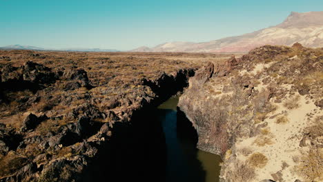 Drohnen-Steigen-Auf-Und-Enthüllen-Die-Schluchten-Vulkanischer-Formationen-Bei-„la-Pasarela“-Und-Enthüllen-Eine-Faszinierende-Landschaft-Voller-Geologischer-Wunder