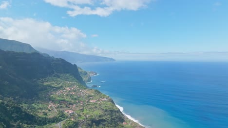 Luftaufnahme-Einer-Frau,-Die-über-Atemberaubende-Terrassenfelder-An-Der-Küste-Von-Madeira,-Portugal,-Blickt