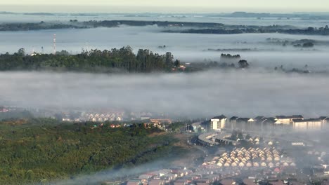 Vista-Aérea-Sobre-Los-Barrios-De-Puerto-Montt-Con-Niebla-Matutina.