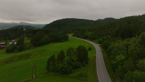 Carretera-Escénica-En-Las-Verdes-Y-Exuberantes-Montañas-Cerca-De-La-Costa-Oeste,-Noruega