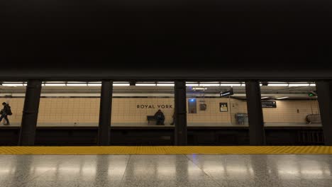 Toronto-Züge,-Die-An-Der-U-Bahn-Station-Ankommen-Und-Abfahren,-Zeitraffer