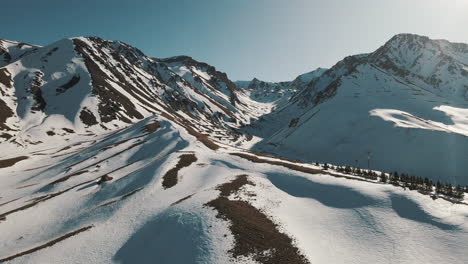 Valle-De-Las-Leñas-Und-Eine-Seiner-Skipisten-Bieten-Ein-Aufregendes-Wintererlebnis-Inmitten-Der-Atemberaubenden-Andenlandschaften
