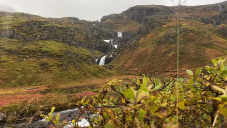 Isländischer-Osttal-Schöner-Wasserfall-An-Einem-Regnerischen-Tag