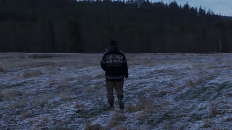Hombre-Vagando-Por-El-Campo-Seco-Con-Nieve-Durante-El-Otoño-En-Indre-Fosen,-Noruega