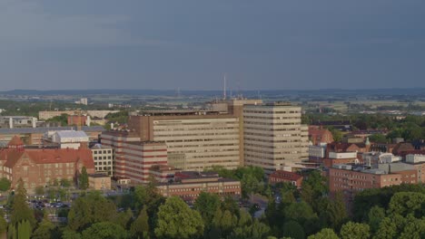 Exterior-Del-Edificio-Del-Hospital-Universitario-De-Skane-Durante-El-Verano-En-Lund,-Suecia