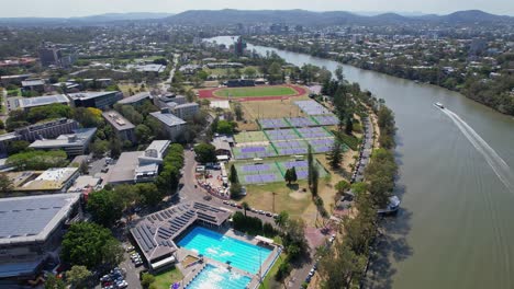 University-Of-Queensland-Outdoor-Basketball-And-Tennis-Courts-With-Playing-Field-By-The-Brisbane-River-In-Queensland,-Australia