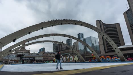 Menschen-Beim-Eislaufen-Am-Nathan-Phillips-Square-In-Toronto,-Zeitraffer