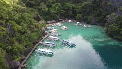 Tourists-on-boardwalk-at-tour-boats-dock-of-Kayangan-lake-in-Coron-island