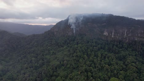 Rauch-Steigt-In-Der-Luft-Von-Einem-Verheerenden-Waldbrand-Im-Currumbin-Valley,-Queensland,-Australien
