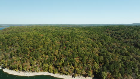 Scenery-Of-Lush-Autumn-Forest-And-Lake-In-Eagle-Hollow,-Arkansas,-USA---Drone-Shot