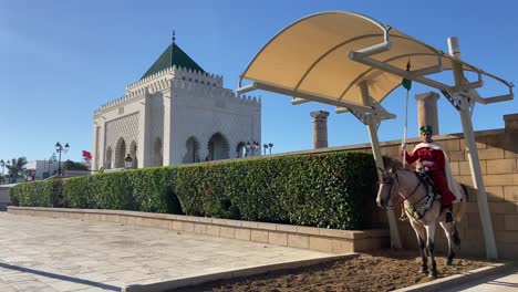 Marokkanischer-Wachmann-Zu-Pferd-Am-Eingang-Zum-Mausoleum-Von-Mohammed-V
