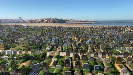 Alter-Riesiger-Arabischer-Friedhof-Mit-Blick-Auf-Das-Meer-In-Rabat-An-Sonnigen-Tagen