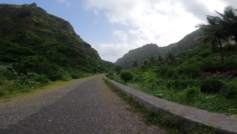 Caminando-Por-Un-Camino-Pavimentado-Hacia-Las-Montañas-En-Cabo-Verde,-África
