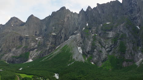Famoso-Macizo-Montañoso-Del-Muro-Del-Troll-En-Noruega