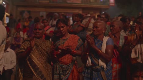 Ältere-Einheimische-Indische-Frauen-In-Traditioneller-Kleidung-Werden-Unterhalten
