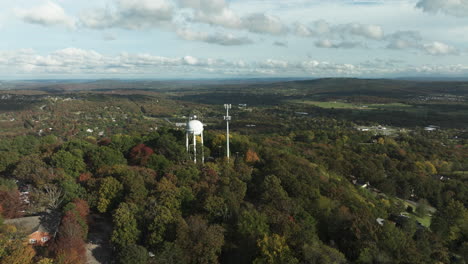 Wassertank-Und-Telekommunikationsturm-Inmitten-Herbstlicher-Bäume-Auf-Dem-Berg