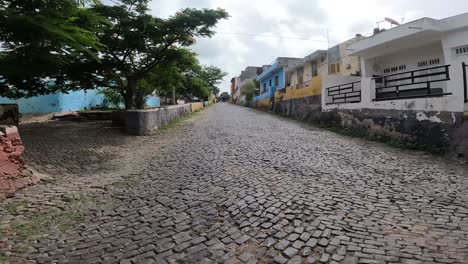 Calle-Adoquinada-A-Través-De-Casas-En-La-Ciudad-De-Tarrafal,-Isla-De-Santiago-En-Cabo-Verde,-África